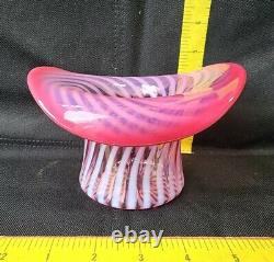 Vase en forme de chapeau haut en verre d'art Fenton Cranberry Opalescent Optic Swirl en parfait état