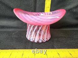 Vase en forme de chapeau haut en verre d'art Fenton Cranberry Opalescent Optic Swirl en parfait état