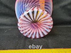 Vase en forme de chapeau haut en verre d'art Fenton Cranberry Opalescent Optic Swirl en parfait état