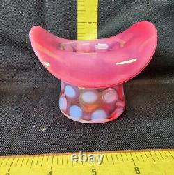 Vase en forme de chapeau haut en verre d'art Fenton Cranberry Opalescent en parfait état