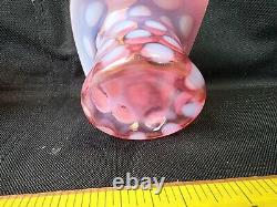 Vase en forme de chapeau haut en verre d'art Fenton Cranberry Opalescent en parfait état