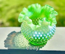 Vase en forme de rose en opaline vert lime Fenton Hobnail de 6 pouces rare et en parfait état