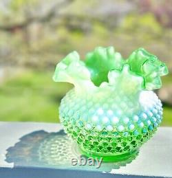 Vase en forme de rose en opaline vert lime Fenton Hobnail de 6 pouces rare et en parfait état