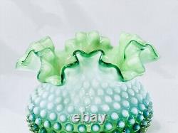 Vase en forme de rose en opaline vert lime Fenton Hobnail de 6 pouces rare et en parfait état