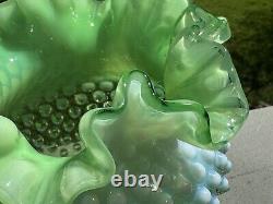 Vase en forme de rose en opaline vert lime Fenton Hobnail de 6 pouces rare et en parfait état