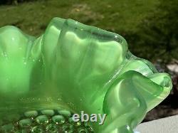 Vase en forme de rose en opaline vert lime Fenton Hobnail de 6 pouces rare et en parfait état