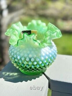 Vase en forme de rose en opaline vert lime Fenton Hobnail de 6 pouces rare et en parfait état