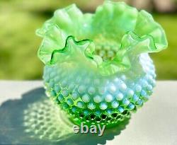 Vase en forme de rose en opaline vert lime Fenton Hobnail de 6 pouces rare et en parfait état