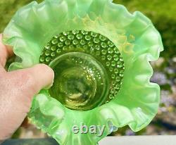 Vase en forme de rose en opaline vert lime Fenton Hobnail de 6 pouces rare et en parfait état