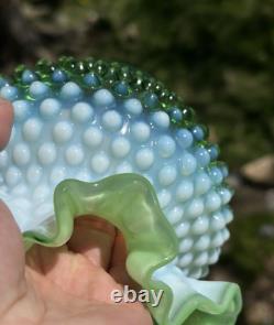 Vase en forme de rose en opaline vert lime Fenton Hobnail de 6 pouces rare et en parfait état