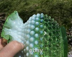 Vase en forme de rose en opaline vert lime Fenton Hobnail de 6 pouces rare et en parfait état