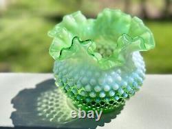 Vase en forme de rose en opaline vert lime Fenton Hobnail de 6 pouces rare et en parfait état