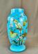 Vase En Opaline Bleue émaillé à La Main Bohémien Du 19ème Siècle Avec Cacatoès Et Papillon De 11 ¾ Pouces