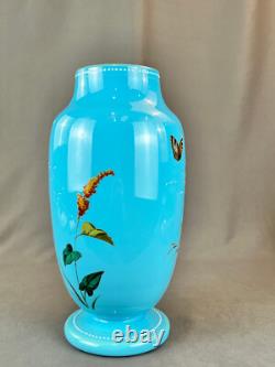 Vase en opaline bleue émaillé à la main bohémien du 19ème siècle avec cacatoès et papillon de 11 ¾ pouces