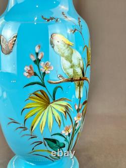 Vase en opaline bleue émaillé à la main bohémien du 19ème siècle avec cacatoès et papillon de 11 ¾ pouces