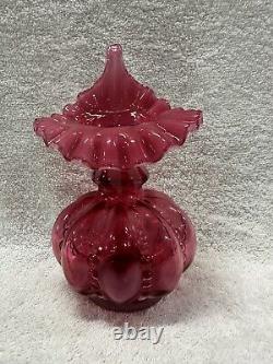 Vase en opaline cranberry de Fenton avec motif en forme de cœur, perles optiques et melon Jack in the Pulpit