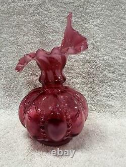 Vase en opaline cranberry de Fenton avec motif en forme de cœur, perles optiques et melon Jack in the Pulpit