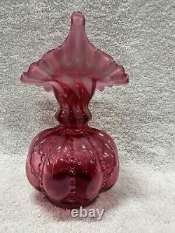 Vase en opaline cranberry de Fenton avec motif en forme de cœur, perles optiques et melon Jack in the Pulpit