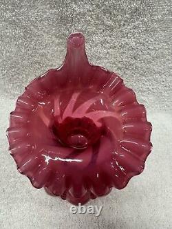 Vase en opaline cranberry de Fenton avec motif en forme de cœur, perles optiques et melon Jack in the Pulpit