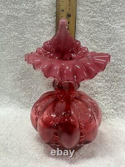 Vase en opaline cranberry de Fenton avec motif en forme de cœur, perles optiques et melon Jack in the Pulpit