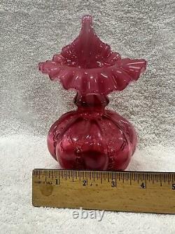 Vase en opaline cranberry de Fenton avec motif en forme de cœur, perles optiques et melon Jack in the Pulpit