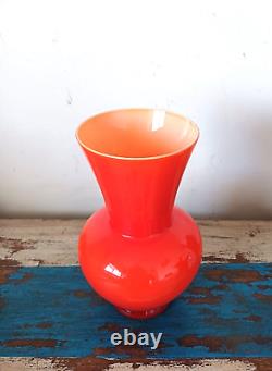 Vase en opaline orange foncé de taille moyenne des années 1960 vintage