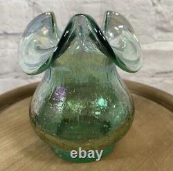 Vase en verre FENTON ancien de couleur vert brume de mer opalescent et iridescent, de style craquelé, étiqueté.