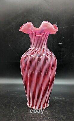 Vase en verre Fenton Cranberry Opalescent Swirl Ribbed 11.25 à bordure festonnée