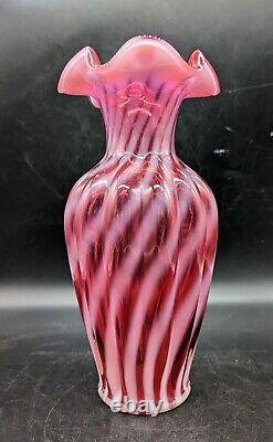 Vase en verre Fenton Cranberry Opalescent Swirl Ribbed 11.25 à bordure festonnée