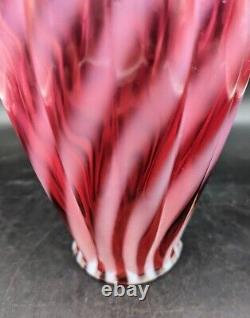 Vase en verre Fenton Cranberry Opalescent Swirl Ribbed 11.25 à bordure festonnée