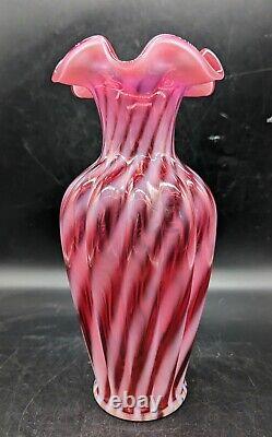 Vase en verre Fenton Cranberry Opalescent Swirl Ribbed 11.25 à bordure festonnée