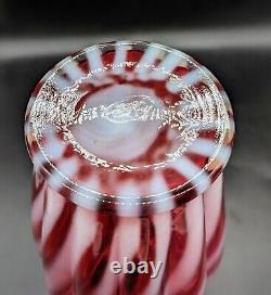 Vase en verre Fenton Cranberry Opalescent Swirl Ribbed 11.25 à bordure festonnée