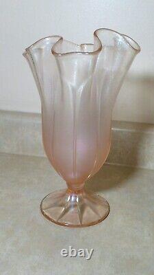 Vase en verre Fenton rose opalescent à volants en mouchoir, balancé, de 9,75 pouces de haut.