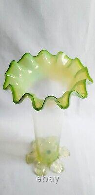 Vase en verre Opaline UG art nouveau Kralik de 1930