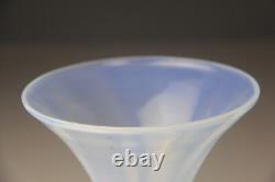 Vase en verre art opalin blanc vintage