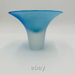 Vase en verre bol décoration gravée signée 2006 Art Star 6 en bleu et blanc opalescent