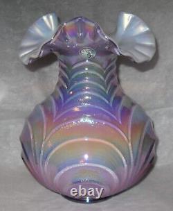 Vase en verre ciselé irisé opalescent FENTON Lavender Drapery 7,75 neuf de stock ancien