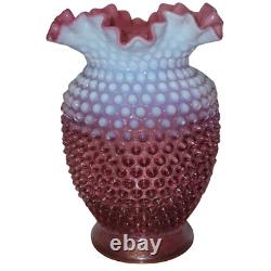 Vase en verre d'art Fenton Cranberry Opalescent Hobnail à double bordure crantée, style vintage - 8 pouces