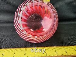 Vase en verre d'art Fenton Cranberry Opalescent Optic Swirl en forme impeccable