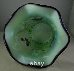 Vase en verre d'art Fenton opalescent vert avec support, signé par l'artiste, motif floral.