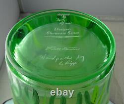 Vase en verre d'art Fenton opalescent vert avec support, signé par l'artiste, motif floral.