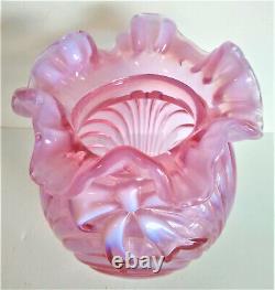 Vase en verre d'art Fenton vintage rose opaline à volants 6.5