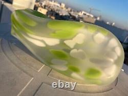 Vase en verre d'art Studio Mdina vert, opaline laiteuse à triple spirale - soufflé à la main à Malte