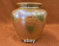 Vase en verre d'art Vintage 1978 du studio CARLSON avec des cœurs suspendus, des vignes opalescentes 5 1/2