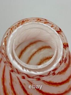 Vase en verre d'art Vtg MCM blanc et orange brûlé avec motif tourbillon opaline 12 Core RARE