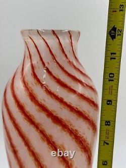 Vase en verre d'art Vtg MCM blanc et orange brûlé avec motif tourbillon opaline 12 Core RARE