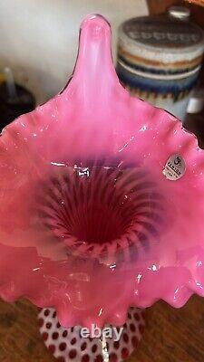 Vase en verre d'art de canneberge Fenton - Opalescent Jack In The Pulpit Ruffled Crimped