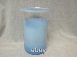 Vase en verre d'art opalescent bleu en forme de cylindre soufflé à la main vintage