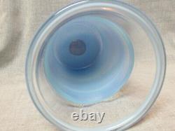 Vase en verre d'art opalescent bleu en forme de cylindre soufflé à la main vintage