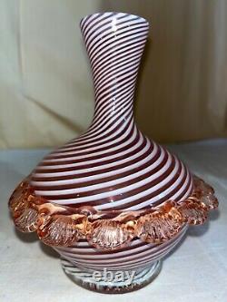 Vase en verre d'art opalescent de canneberges Stevens & Williams - Rigaree - Victoria.